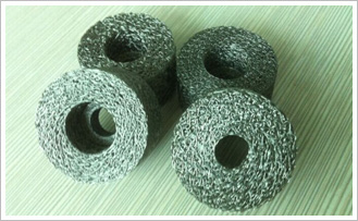 絲網(wǎng)沖壓墊用高強(qiáng)度不銹鋼絲，機(jī)械沖壓成型，具有較高強(qiáng)度及整體鋼性，透氣性佳，具有優(yōu)良的過(guò)濾精度、過(guò)濾阻抗、機(jī)械強(qiáng)度、耐磨性、耐熱性、耐寒性，對(duì)抗壓強(qiáng)度要求及過(guò)濾精度要求均一的過(guò)濾尤為理想，清洗容易、裝